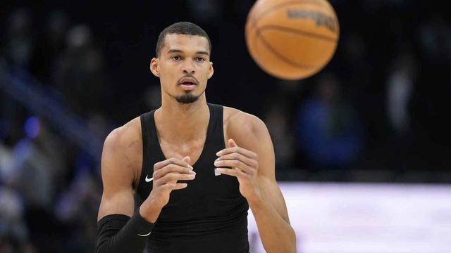 文班亚马空接隔扣掀翻雄