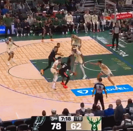 文班亚马空接隔扣掀翻雄鹿 马刺八连胜锁定季后