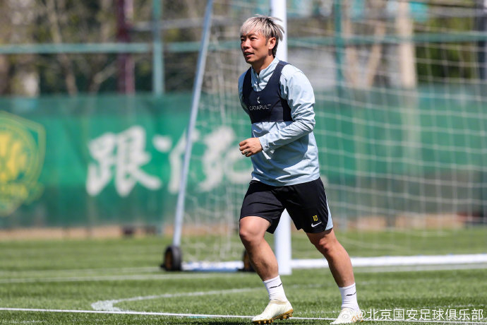 北京国安队首战告捷 队员高呼胜利口号