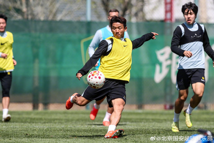 北京国安队首战告捷 队员高呼胜利口号