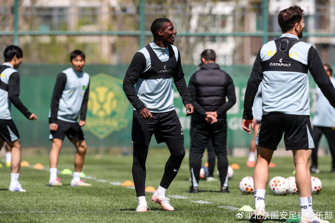 北京国安队首战告捷 队员高呼胜利口号