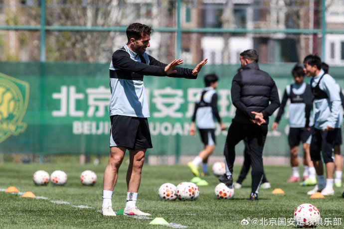 北京国安队首战告捷 队员高呼胜利口号