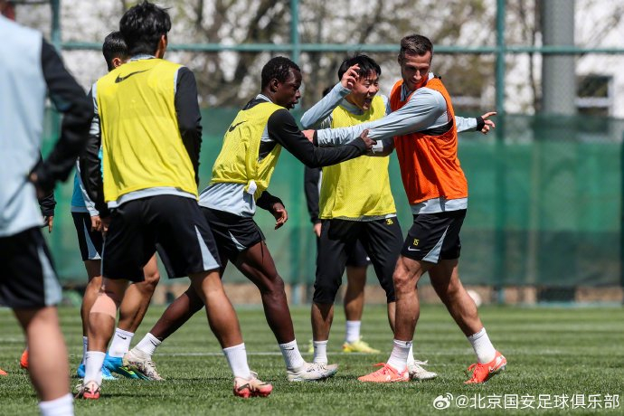 北京国安队首战告捷 队员高呼胜利口号