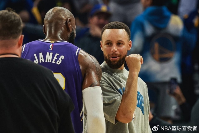 库里穿詹姆斯签名鞋致敬