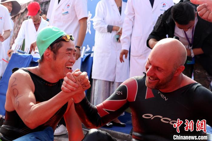 青海黄河抢渡赛收官 周舒畅与俄罗斯选手分获男