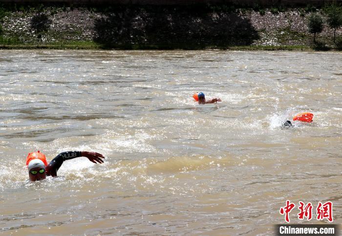 青海黄河抢渡赛收官 周舒畅与俄罗斯选手分获男